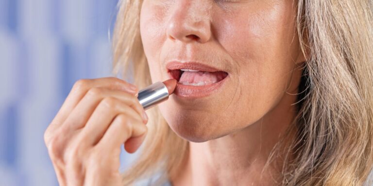 Long-lasting lipstick for dry lips